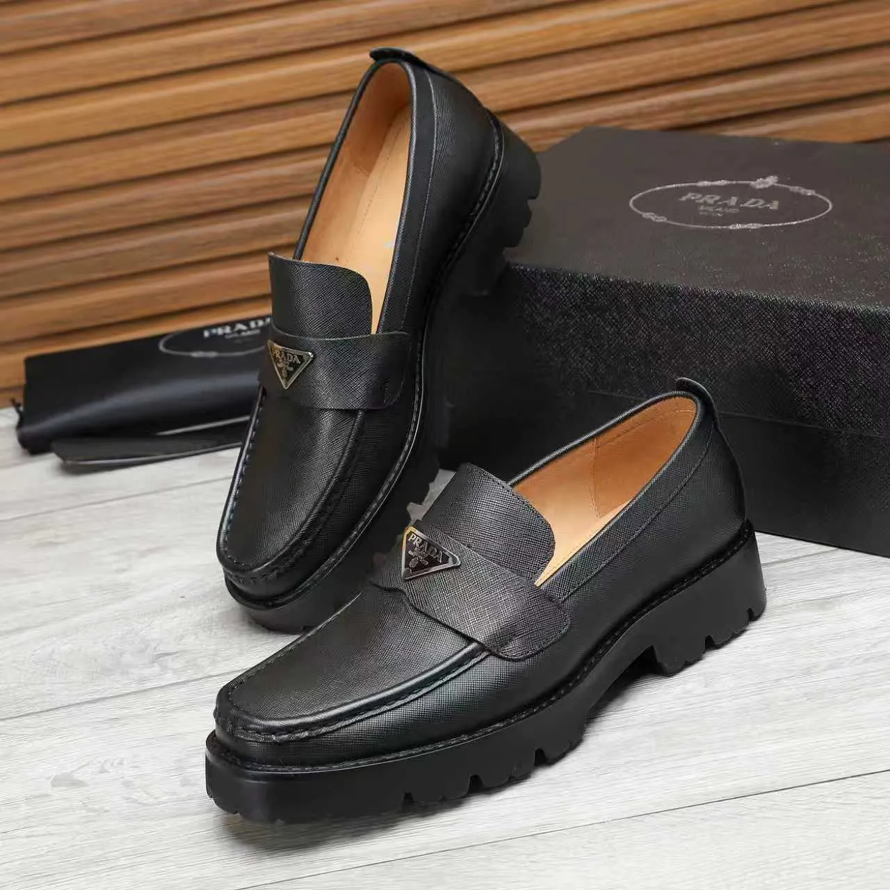 Men's shoes 💰540 💰💰🎩🎩【Prada】Counter 1:1⬆️original reproduction, absolute quality🆗original outsole, high-quality imported rubber, wear-resistant and non-slip, never degummed, upper material: imported first-layer cowhide➕anti-slip foam outsole, official website material, inner material: water-dyed leather lining, 6 colors available! Code number 38-45